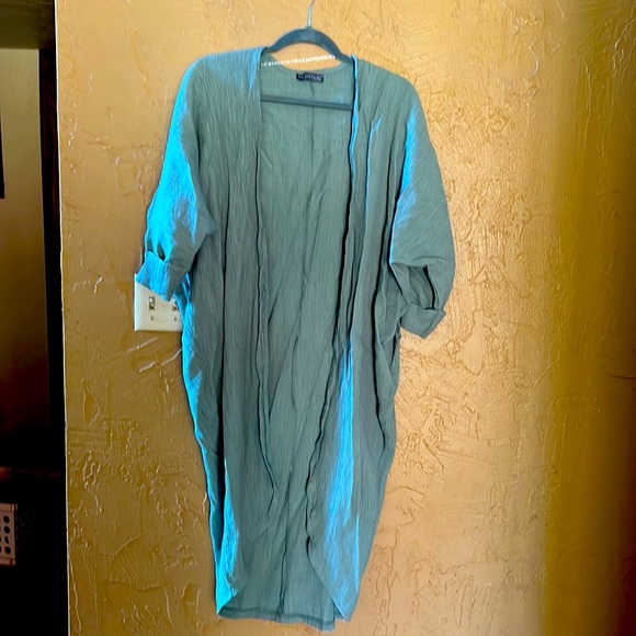 Light green cardigan that can be worn casually or dressed up. - Picture 1 of 2